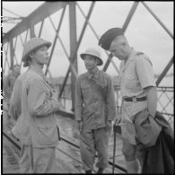 Deux soldats de l'APVN (Armée populaire vietnamienne) et un officier du CEFEO (Corps expéditionnaire français en Extrême-Orient) sur le pont Paul-Doumer (aujourd'hui Long Biên).