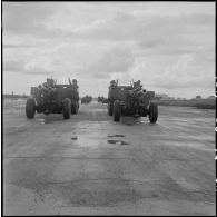 Obusiers du défilé motorisé des troupes du CEFEO (Corps expéditionnaire français en Extrême-Orient) sur un aérodrome d'Hanoï.