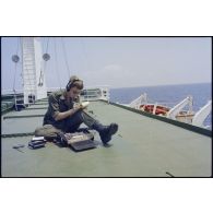 Un brigadier, preneur de son de l'ECPA, à bord du car-ferry Provence à destination du Liban.