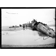 Wissant (Pas de Calais). Le sous-marin allemand UC-61 échoué et détruit par son équipage. [légende d'origine]