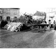 Lure (Haute-Saône). Exposition des débris de l'avion allemand descendu à Mélisey après avoir bombardé Lure le 5 décembre 1917. [légende d'origine]
