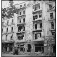 Façades d'immeubles endommagées de la rue d'Isly après le bombardement allemand visant l'aérodrome Maison-Blanche à Alger, dans la nuit du 20 au 21 novembre 1942.