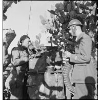 Au poste de commandement du groupement Mazoyer, un officier de liaison du 5e RCA transmet un message.