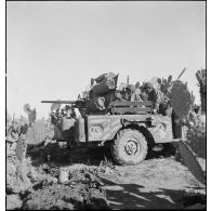 Dans le secteur de Fondouk el-Okbri, un Dodge T214/WC 55 d'un bataillon de chasseurs de chars de la 1re DB (division blindée) du 2e CA (corps d'armée) américain, équipé d'un canon antichar de 37 mm à l'arrière et d'une mitrailleuse légère Browning de 30 mm à l'avant, est en position.