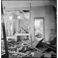 Intérieur d'un appartement endommagé de la rue Horace Vernet après un bombardement allemand sur Alger, probablement celui de la nuit du 26 au 27 janvier 1943.