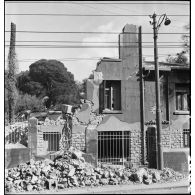 Façade du lycée Fromentin endommagé après un bombardement allemand sur Alger, probablement celui de la nuit du 26 au 27 janvier 1943.