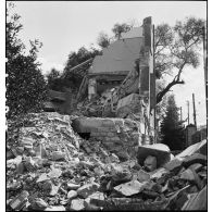 Le lycée Fromentin endommagé après un bombardement allemand sur Alger, probablement celui de la nuit du 26 au 27 janvier 1943.