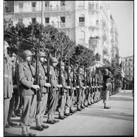 Une unité de l'armée de terre américaine présente les armes lors d'une cérémonie franco-anglo-américaine au monument aux morts d'Alger.