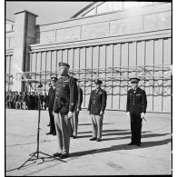 Pendant la cérémonie sur l'aérodrome de Maison-Blanche à Alger en l'honneur du GC II/5 La Fayette, le colonel Harold Willis prononce un discours.