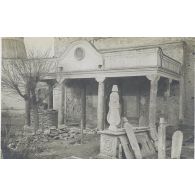 Salonique. Dans l'ancienne église Saint-Georges. Février 1919. [légende d'origine]