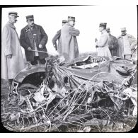 Chennevières. Près Lunéville. Zeppelin abattu le 20 octobre 1917. Les débris. [légende d'origine]