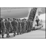Embarquement des légionnaires à l'aéroport de Calvi.
