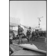 Débarquement d'un contingent américain dans le port de Beyrouth.