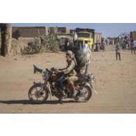 Combattants du MSA (mouvement pour le salut de l'Azawad) sur une motocyclette lors d'une rencontre avec les soldats français au village de Telatai.