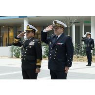 Honneurs militaires rendus à l'amiral Ade Supandi, chef d'état-major de la Marine indonésienne, en présence de l'amiral Christophe Prazuck, CEMM (chef d'état-major de la Marine), lors d'une visite au Ministère des Armées.