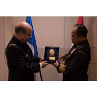 L'amiral Christophe Prazuck, CEMM (chef d'état-major de la Marine), reçoit son homologue indonésien Ade Supandi dans les locaux du Ministère des Armées, lors d'une visite au Ministère des Armées.