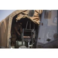 Chargement de munitions à bord d'un camion GBC-180 par un chariot téléscopique Caterpillar TH514C sur la base de Gao.