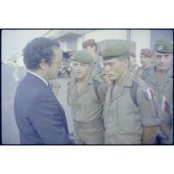 Le secrétaire d'Etat à la Défense, Georges Lemoine, et des éléments du 3e RPIMa dans le port de Beyrouth.