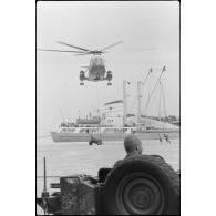 Canon de 20 mm arrivant par hélicoptère dans la zone de débarquement française du port de Beyrouth.