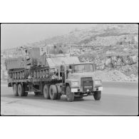 Camion-remorque israélien transportant des blindés.