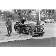 Jeep américaine avec canon sans recul sur la route de l'aéroport à Beyrouth.