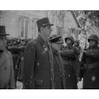Revue des troupes par le général de Gaulle et Winston Churchill à Maiche (Doubs).