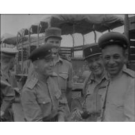 Les Soviétiques rendent des prisonniers alsaciens et lorrains aux Français près de Téhéran.
