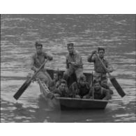 Le 19e RG (régiment du génie) procède à des exercices de débarquement sur le lac Hamiz (Algérie).