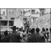 Tirs de joie de combattants palestiniens dans la zone portuaire de Beyrouth.
