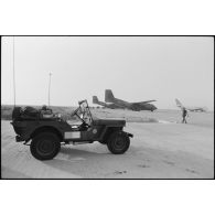 Jeep et avions à l'aéroport de Larnaca affrétés pour le 2e REP.
