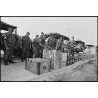 Le 2e REP recevant des munitions à l'aéroport de Larnaca.