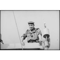 Le général de brigade Jacques Granger à bord de la Dives.