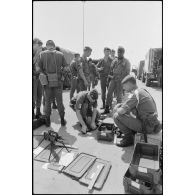 Les personnels du 2e REP reçoivent les munitions de leurs FAMAS avant de partir pour Beyrouth.