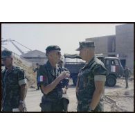 Légionnaire du 2e REP rencontrant un officier américain à Beyrouth.