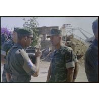 Le lieutenant-colonel Janvier du 2e REP et le lieutenant-colonel Johnston des Marines à Beyrouth.