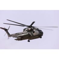 Hélicoptères Sikorsky CH-53 du détachement allemand survolant un paysage afghan.