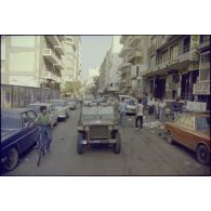 Jeep française patrouillant dans le centre-ville de Beyrouth.