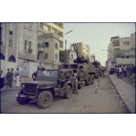 Jeep du 2e REP et blindés Mourabitoun dans Beyrouth.