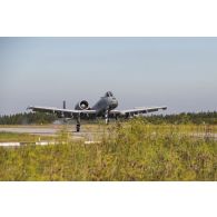 Atterrisage d'un avion bombardier Fairchild Republic A-10 Thunderbolt II sur le terrain d'aviation de Tapa, en Estonie.