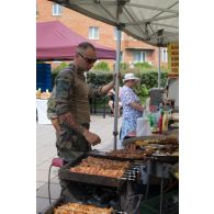 Un soldat se procure de la nourriture au marché de Sillamäe, en Estonie.