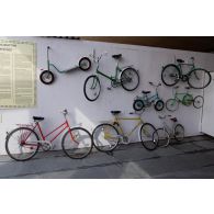Présentation de bicyclettes-types de l'ère soviétique à Tallinn, en Estonie.