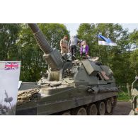 Des civils visitent un canon automoteur britannique AS-90 à Tallinn, en Estonie.