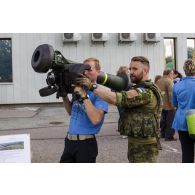Un soldat estonien présente un lance-missiles antichar FGM-148 Javelin à un habitant de Tallinn, en Estonie.