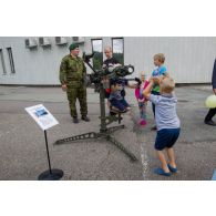 Des enfants visitent une station de missile transportable anti-aérien léger (MISTRAL) estonienne à Tallinn, en Estonie.