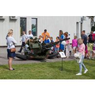 Des enfants visitent un canon anti-aérien ZU-23 estonien à Tallinn, en Estonie.