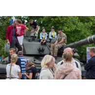 Des civils visitent un char Challenger 2 britannique du Queen's Royal Hussars à Tallinn, en Estonie.