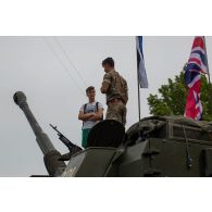 Un soldat britannique présente un canon AS 90 à un habitant de Tallinn, en Estonie.
