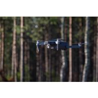 Mise en place d'un mini-drone DJI Mavic Pro en milieu forestier à Tapa, en Estonie.