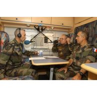 Le général Mini, COM KFOR, se rend à la station de radio Azur FM à Mitrovica.