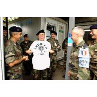 Le général Mini, COM KFOR, se rend à la station de radio Azur FM à Mitrovica.